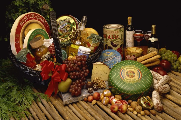Una canasta con alimentos deliciosos es un buen regalo.