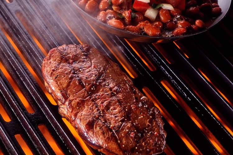Se puede concluir que una barbacoa al aire libre es una estufa alimentada por carbón o madera sobre la cual la carne se calienta indirectamente y se cocina lentamente.