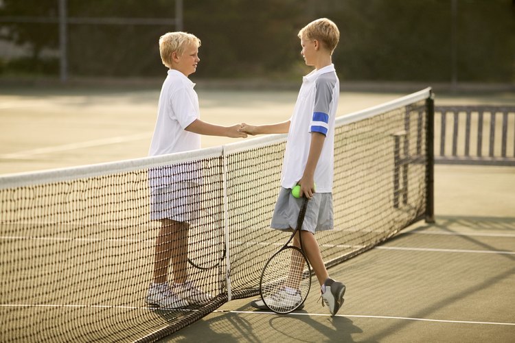 Lleva a tu hijo a una tienda de artículos de tenis o a un profesional de enseñanza si no estás seguro del mejor tamaño de raqueta.