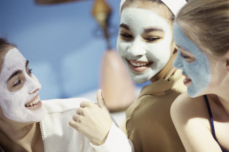 Tres adolescentes con mascarillas faciales.