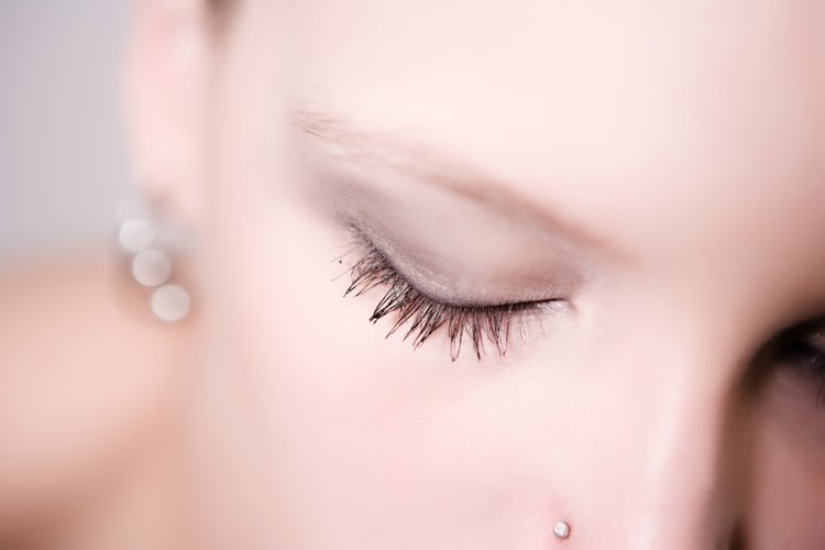 Si quieres cambiar tu piercing, debes aprender cómo sacar la parte posterior.