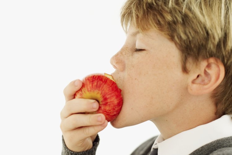 Los niños necesitan bocadillos saludables para prevenir que se excedan comiendo en la próxima comida.