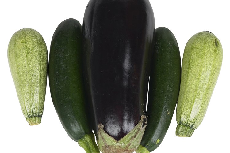 Una berenjena es técnicamente una baya, aunque normalmente se prepara y se come como un vegetal sabroso.