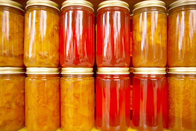 Protege los alimentos almacenándolos en recipientes de vidrio y metal.