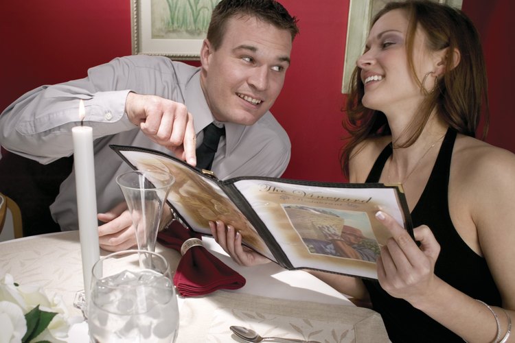 Prepara tú mismo una cena elegante para sorprender a tu pareja.