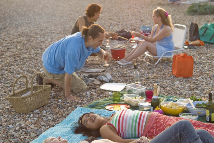 Planea un picnic de playa para disfrutar de la naturaleza como grupo juvenil de la iglesia.