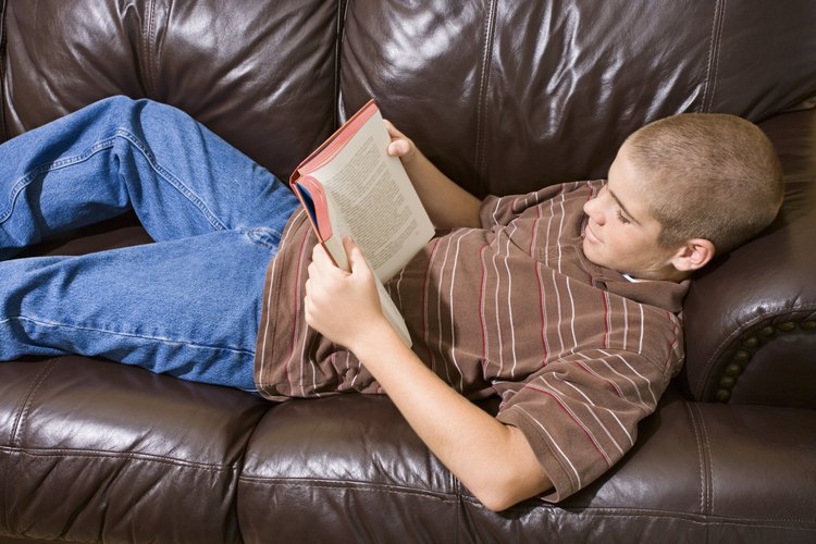 Muchos muchachos adolescentes disfrutan una atrapante aventura de ciencia ficción.
