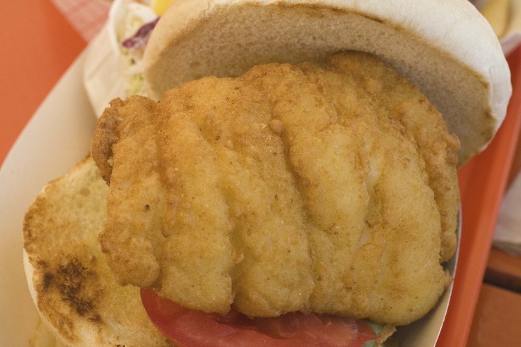 El panko hace una corteza delgada y crocante en el pescado frito.