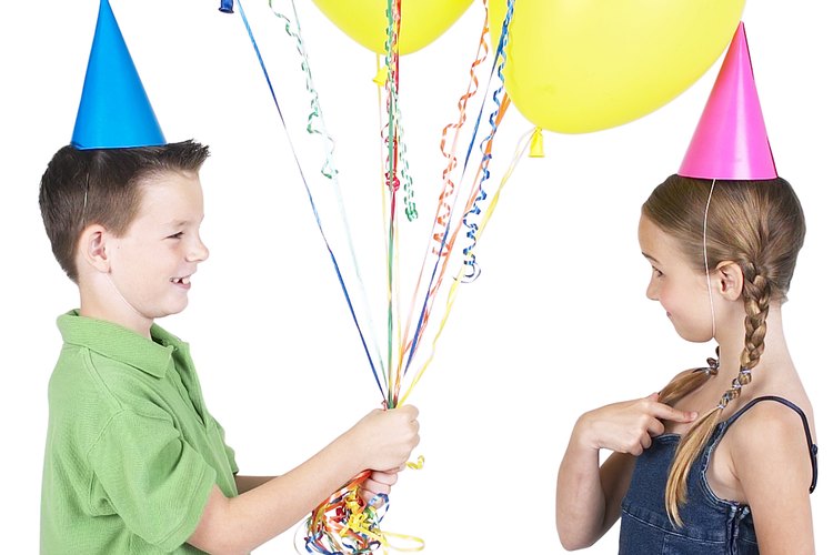 Los globos y sombreros de colores simples son perfectos para una fiesta de cumpleaños temática de los Power Rangers.