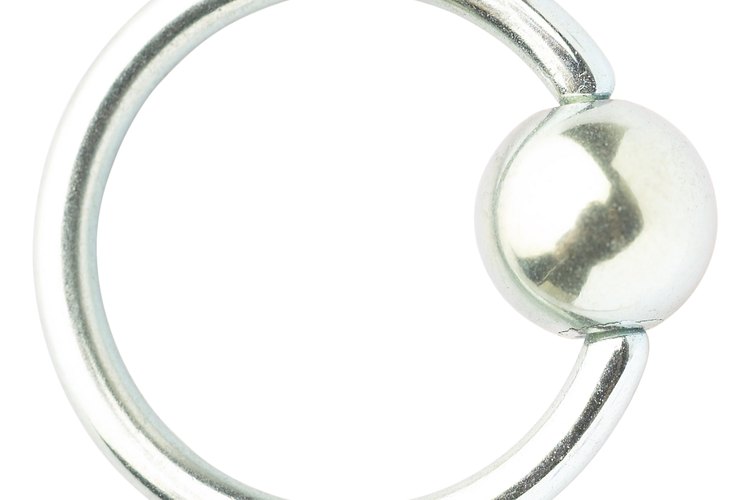 Un pendiente de cierre de bola tiene un simple y efectivo cierre en joyería y es de uso frecuente en las perforaciones del cuerpo.