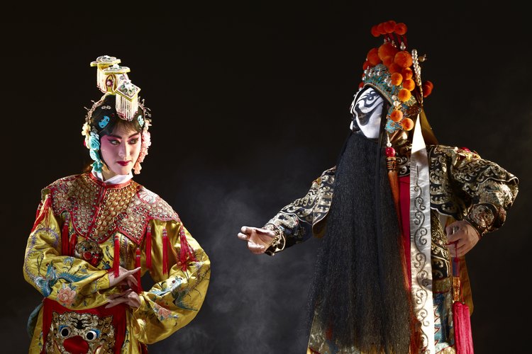 La danza china se divide en las categorías de clásica y folclórica.