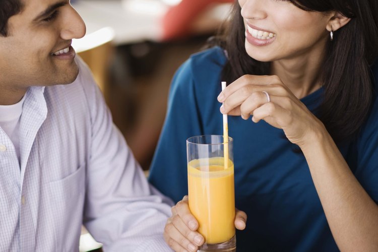 Salir con un hombre inseguro puede ser emocionalmente desgastante.