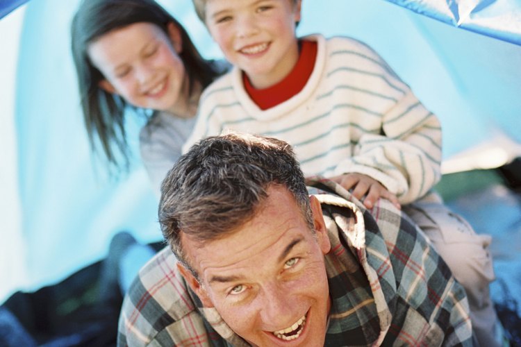 Acampar con niños puede ser divertido.