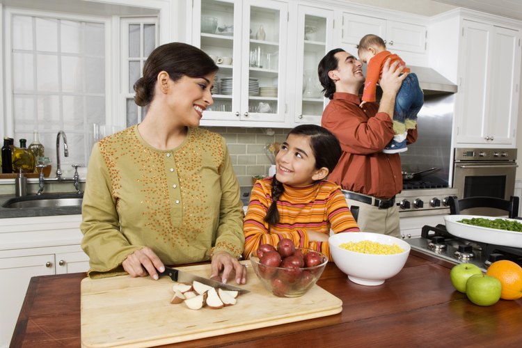 Ilustra a tus hijos acerca de los peligros potenciales en la cocina.