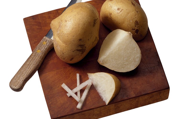 Las raíces de la jícama tienen un sabor a manzana y se parecen a las patatas.