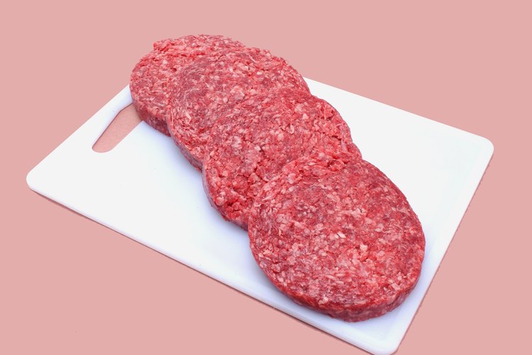 Crea hamburguesas de carne que sean iguales en tamaño, así se cocinarán de manera uniforme.
