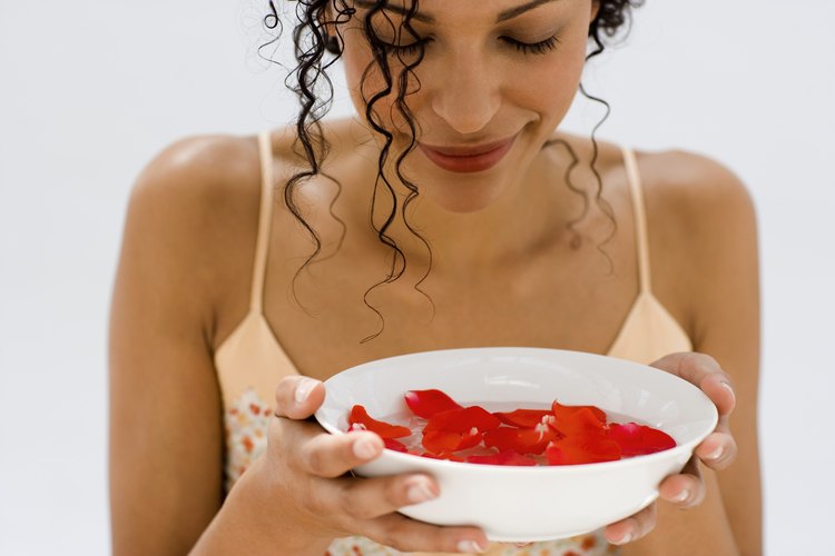 Destila pétalos de rosa para crear tu propio tónico facial.