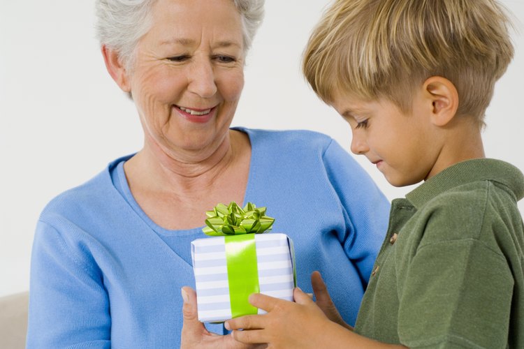 Los familiares cercanos y amigos pueden optar por dar un regalo simbólico a un niño de 7 años.