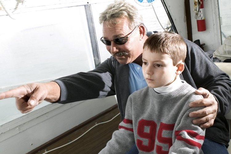 El navegar un barco es una oportunidad emocionante para muchos niños.