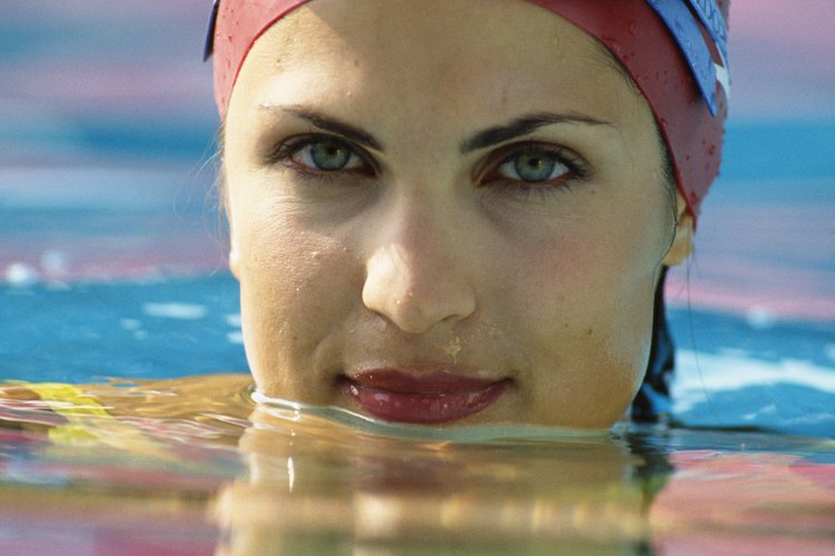 Para aumentar la habilidad de impermeabilización de los gorros de natación, puedes utilizar dos a la vez.