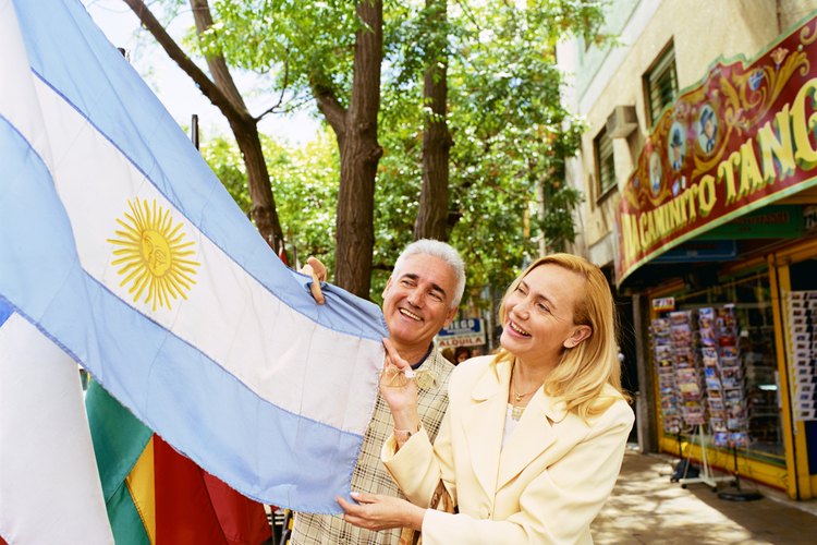 Pareja sosteniendo la bandera de Argentina.