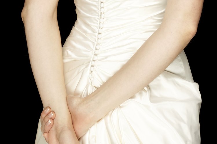 Un vestido de novia puede verse muy elegante colocando adornos en la parte de la espalda.