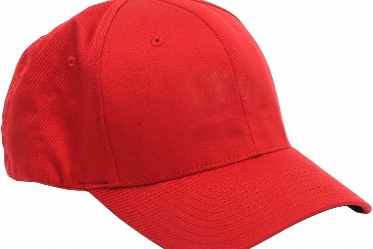 Puedes aplanar la visera de una gorra para un nuevo estilo.