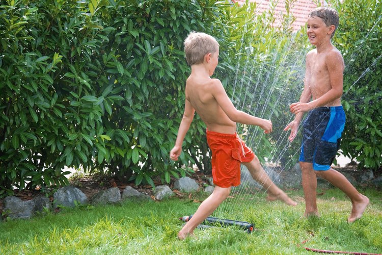 Los aspersores alivian el calor de tu césped y de tus pequeños.
