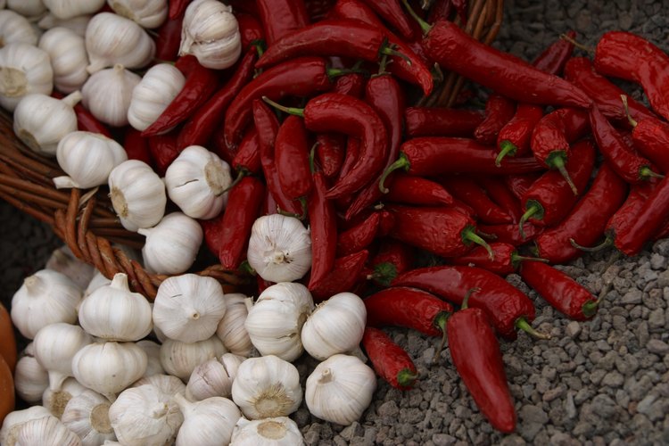 El ajo, comino, curry y chile rojo son culpables comunes de gases intestinales.