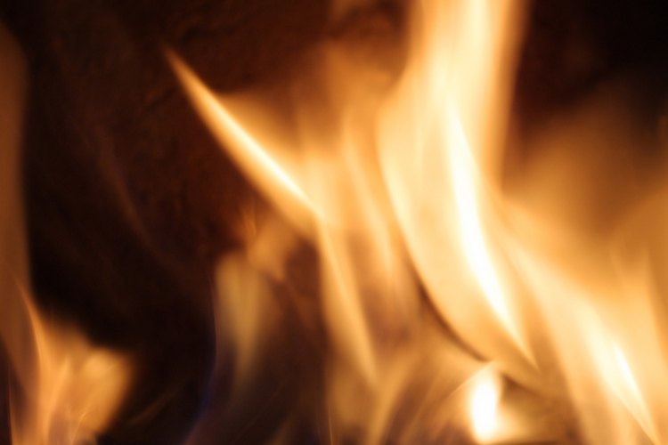 Un fuego puede mantenerse prendido por largos periodos usando briquetas más que madera.