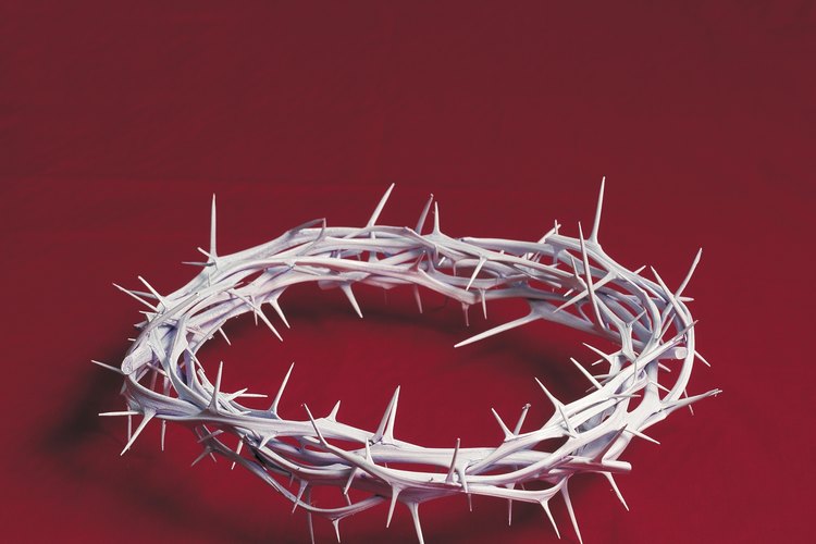 Los soldados romanos le colocaron una corona de espinas a Cristo como símbolo de burla.