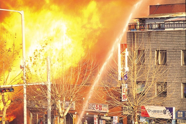 Nunca utilices un pequeño extintor para apagar un incendio grande.