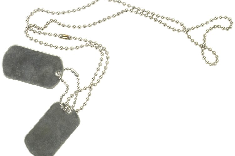 Las placas de identificación son utilizadas por los militares.