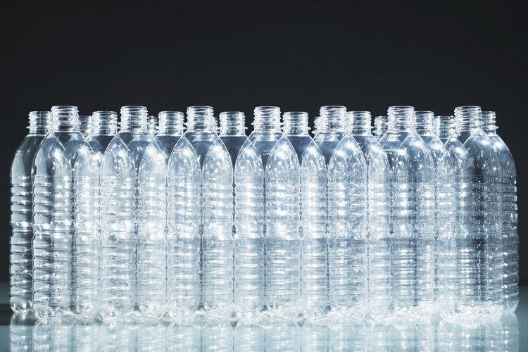 Utiliza una botella de plástico para filtrar agua.