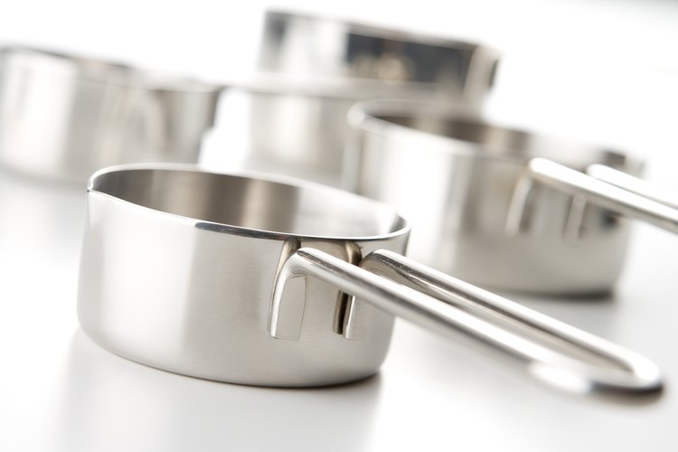 Emplea utensillos de cocina de acero inoxidable para cocinar papas.