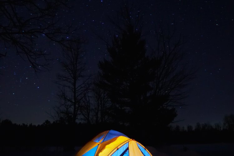 Haz que el campamento sea más divertido con un catre.