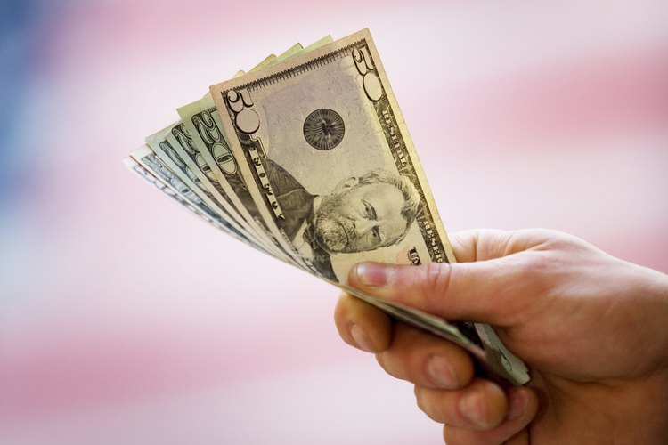 Examina el papel del dinero en la macro y la microeconomía.