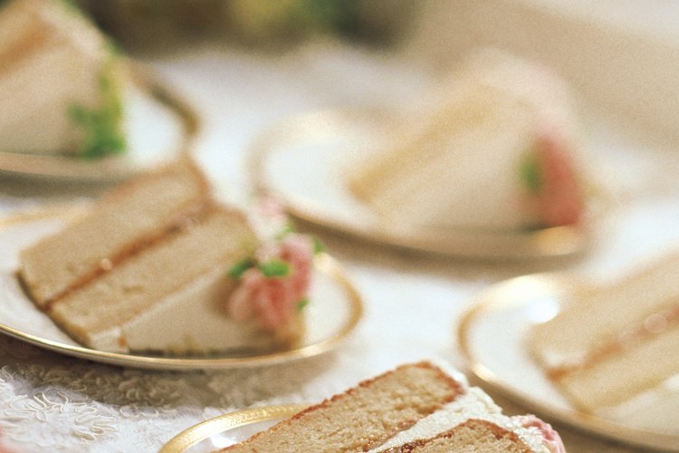 Decora las mesas de la recepción de tu boda con caminos artesanales.