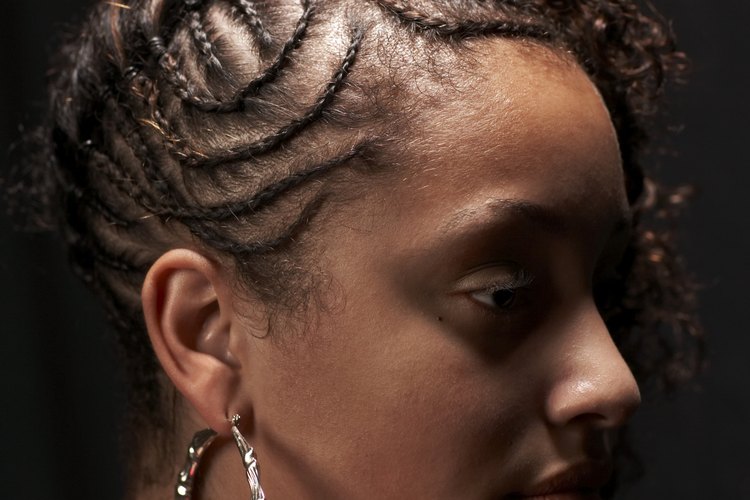 Los estilos de peinados muy apretados pueden conducir a una forma de pérdida de cabello llamada alopecia por tracción.