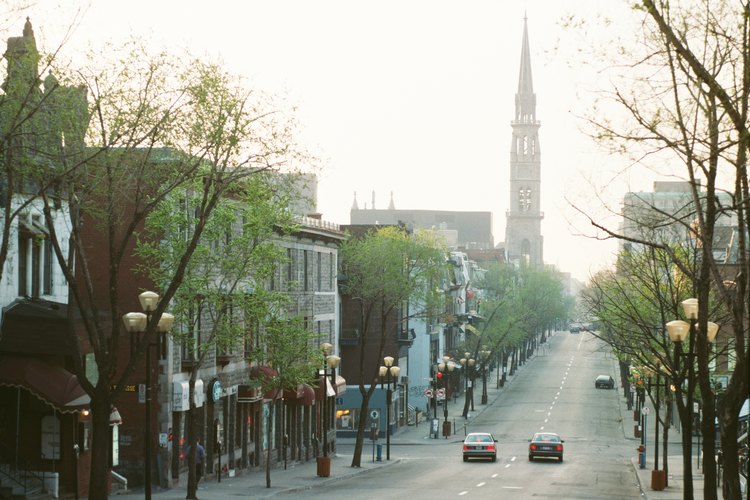 Paisaje urbano de una ciudad con una iglesia en la distancia.