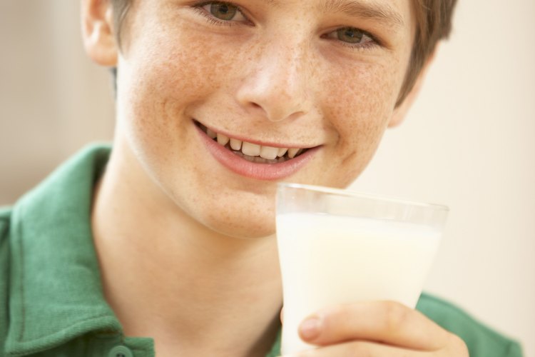 El calcio en la leche promueve fuertes huesos en los niños.