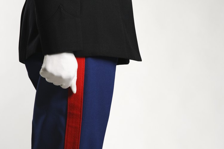 Sólo los hombres pueden usar tirantes con su uniforme de gala.