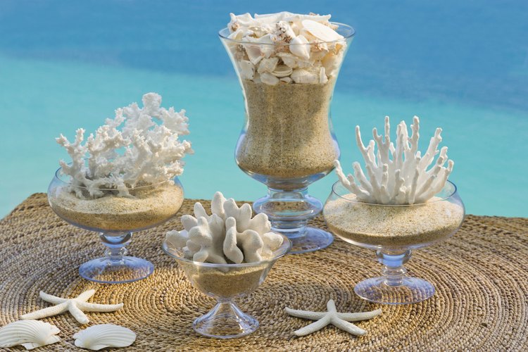 Llena los jarrones con arena de playa, conchas o corales para darle un tema playero o veraniego.