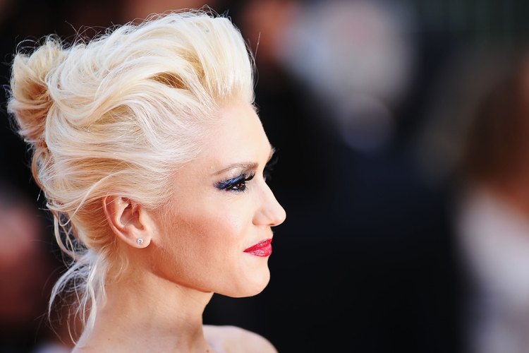 Desgreña tu cabello y hazte un rodete como el de Gwen Stefani.