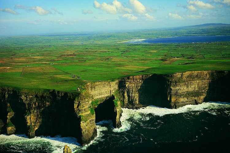 Los impresionantes Cliffs of Moher bien valen una visita durante noviembre.