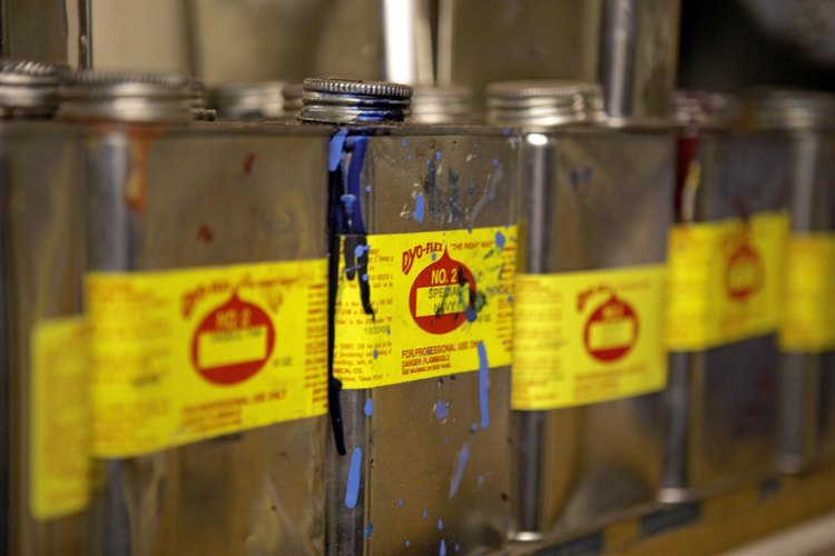 Comprimir gas metano en recipientes duraderos es la forma más segura de hacerlo.