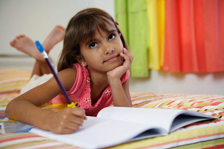 Los niños necesitan mucha orientación para aprender a escribir el alfabeto.