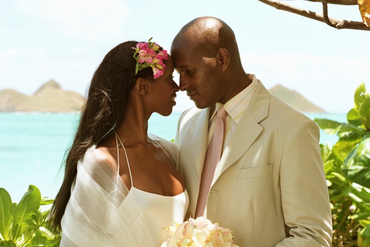 Las parejas en Hawai pueden elegir bodas en la playa, al atardecer o en el mar.