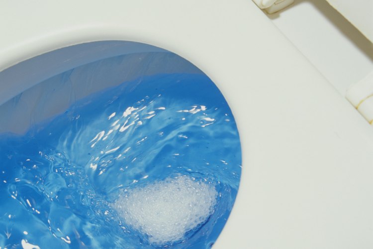 El depósito es una parte esencial del funcionamiento del inodoro, ya que proporciona un depósito para el agua antes de enjuagar.