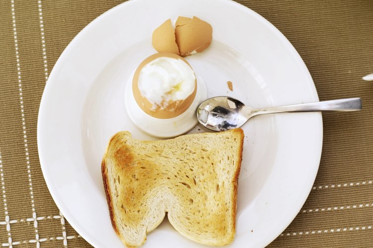 Los huevos y el pan tostado de grano entero suministran carbohidratos y las proteínas.